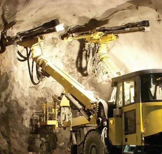 Excavadora en una mina con paredes de tierra expuestas.