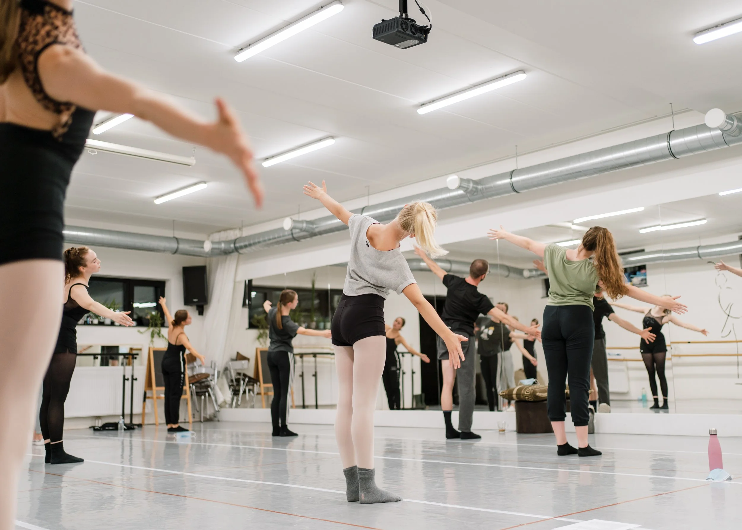 Leerlingen van Alignment Dance Education tijdens een klassieke balletles.