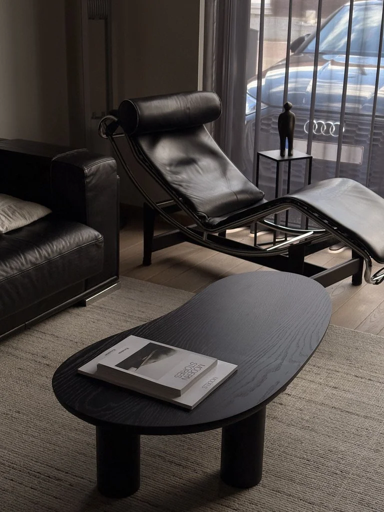 VISITOR VAN GARDECO OP METALEN BIJZETTAFEL MET DAARBIJ DE LC4 CHAIR VAN LE CORBUSIER EN CHARLOTTE PERRIAND EN EEN TAFEL UIT ZWARTE HOUTFINEER MET BOEKEN VAN RIMADESIO GEMAAKT DOOR MAV INTERIOR ARCHITECTURE