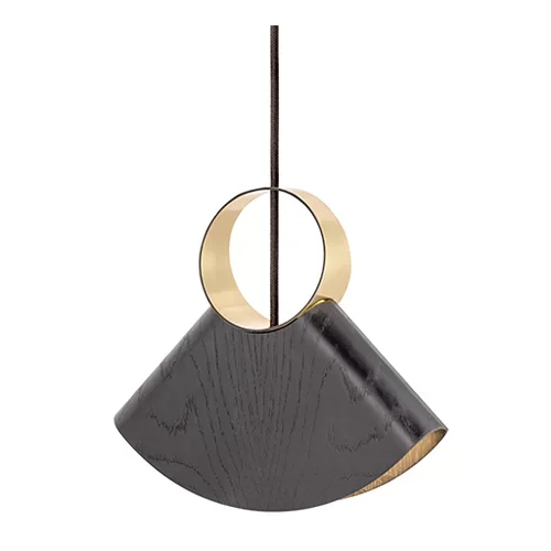 Objeto decorativo com forma de círculo dourado, pendurado por uma linha escura, com uma peça preta com acabamento em madeira na base.