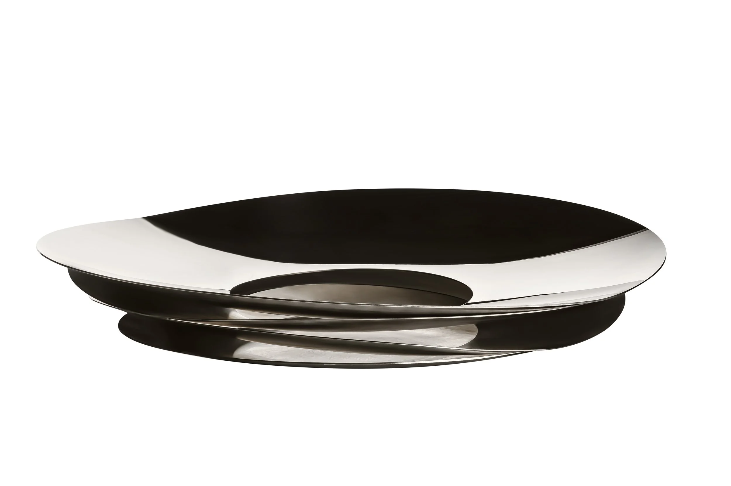 Conjunto de pratos planos empilhados, com design moderno e acabamento em preto e branco.