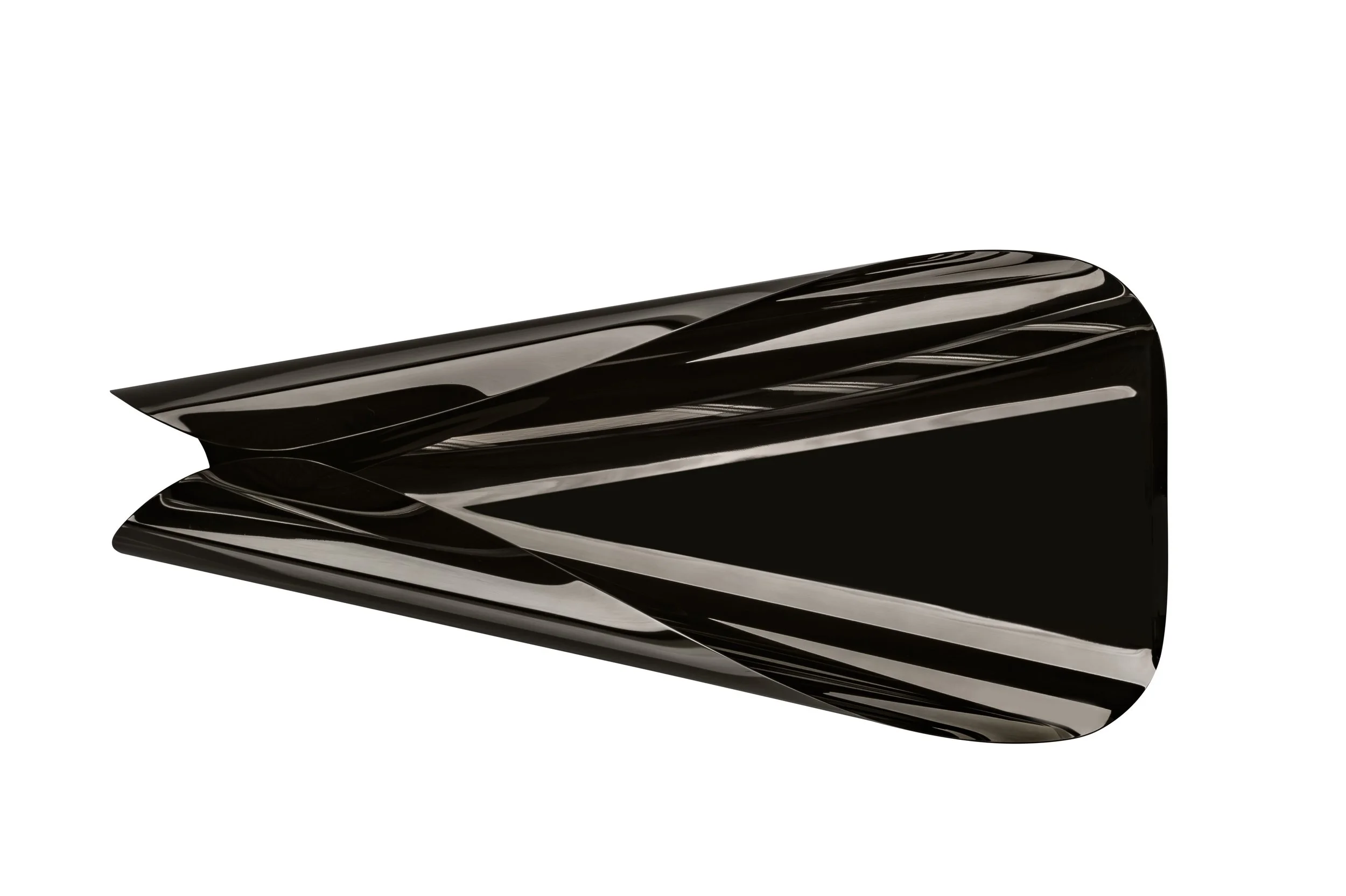 Um instrumento de escrita preto, com acabamento em linhas prateadas e detalhes dourados na ponta, possivelmente uma caneta sofisticada ou um estojo de luxo para escrita.
