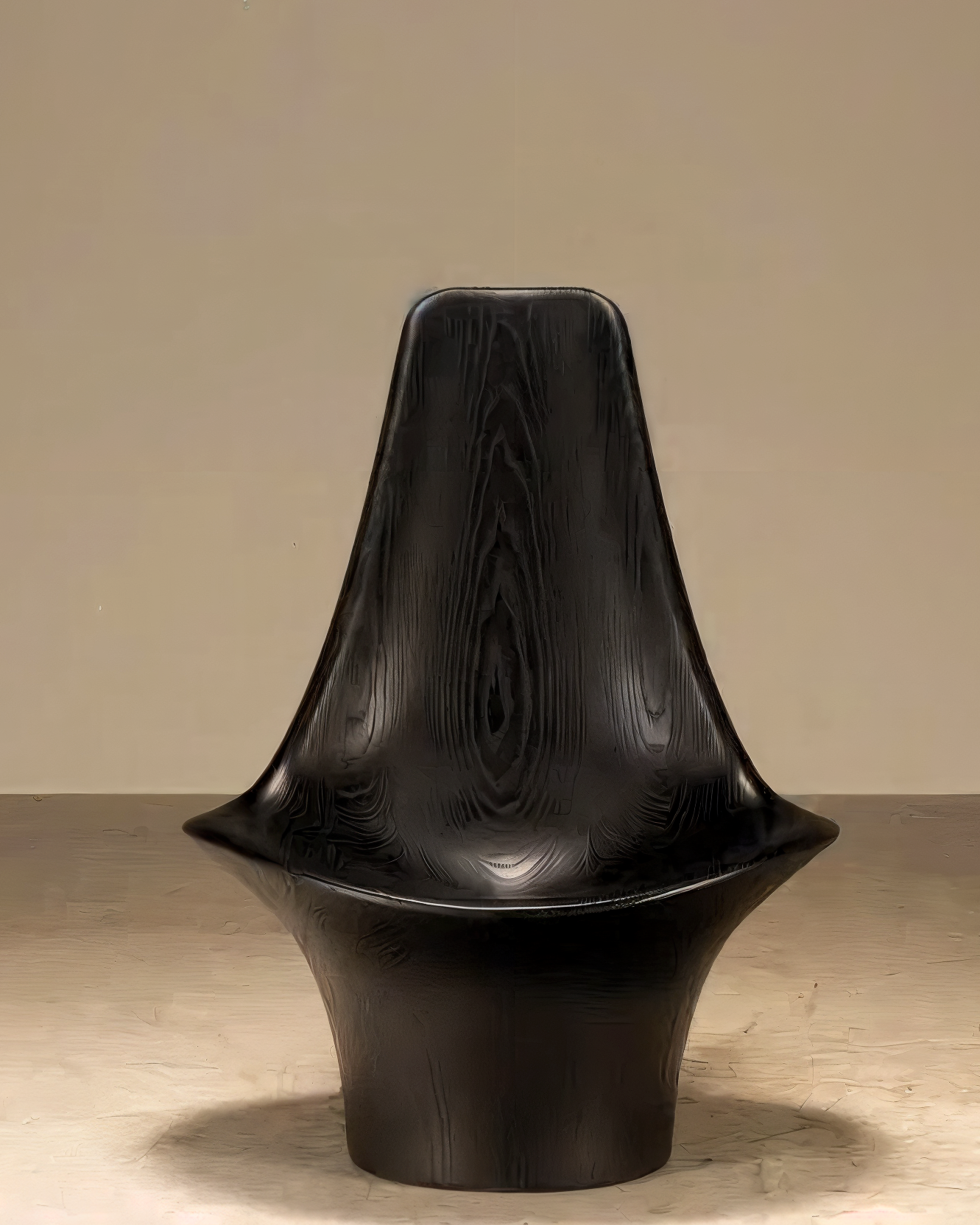 Cadeira preta moderna de design curvilíneo, com acabamento brilhante, colocada sobre um piso de madeira, contra uma parede bege