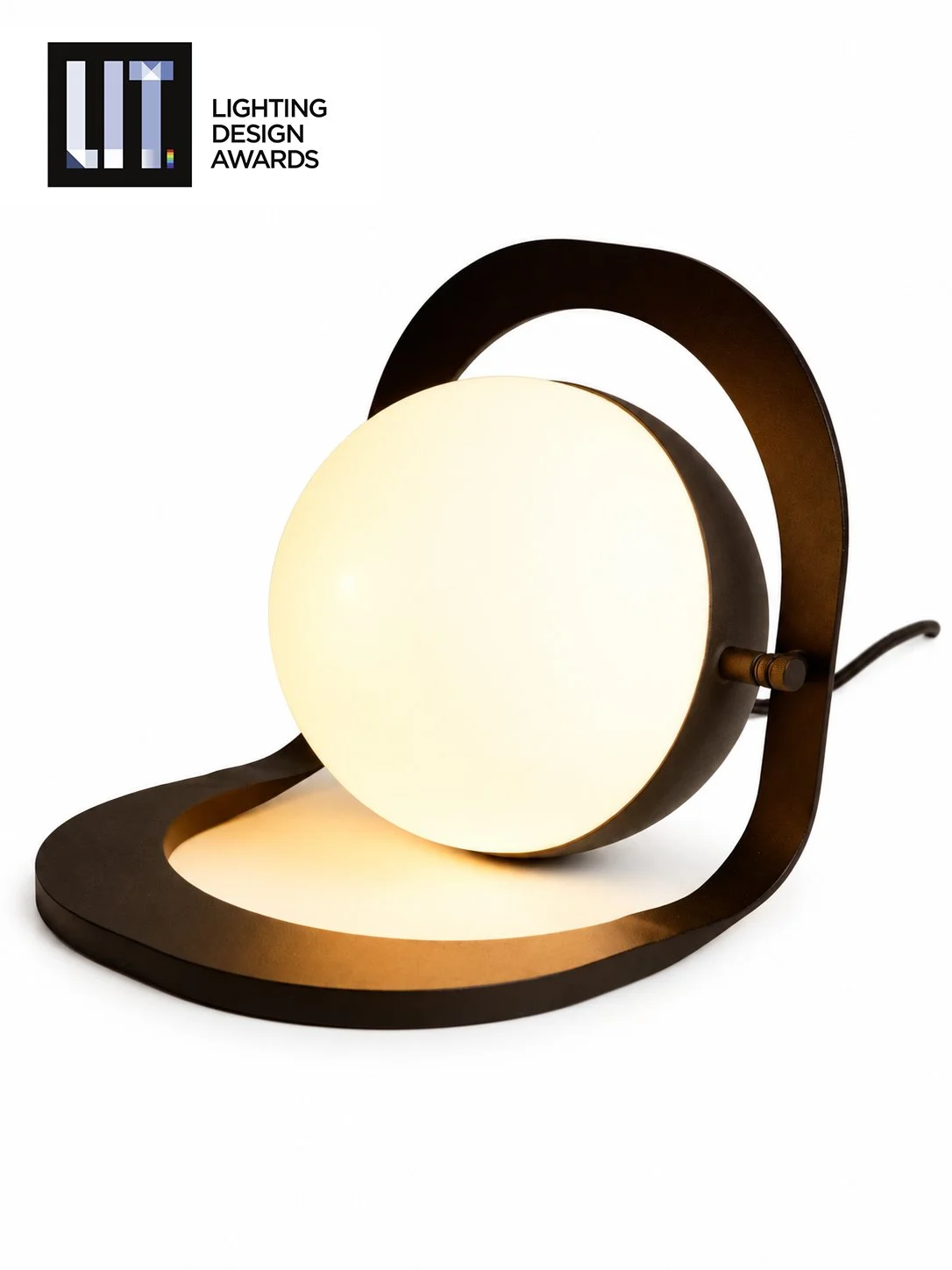 Luminária moderna com base de metal preta, esfera de vidro branca e interruptor lateral