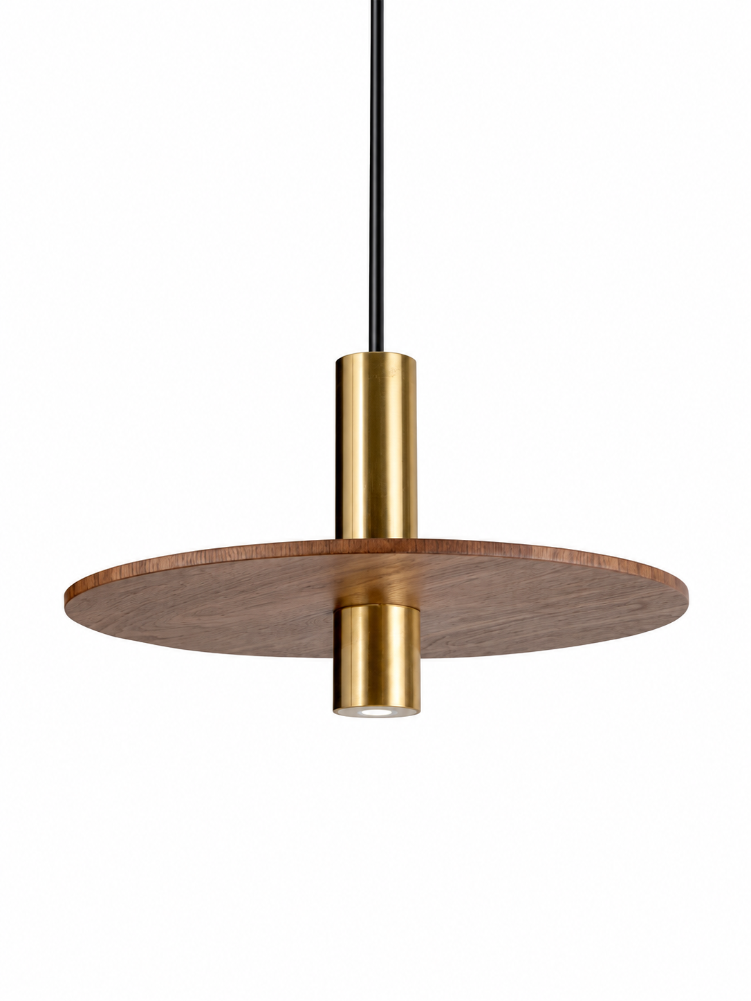 Lustre moderno com uma base de madeira redonda, acabamento dourado, suspenso por fio preto, em fundo branco.