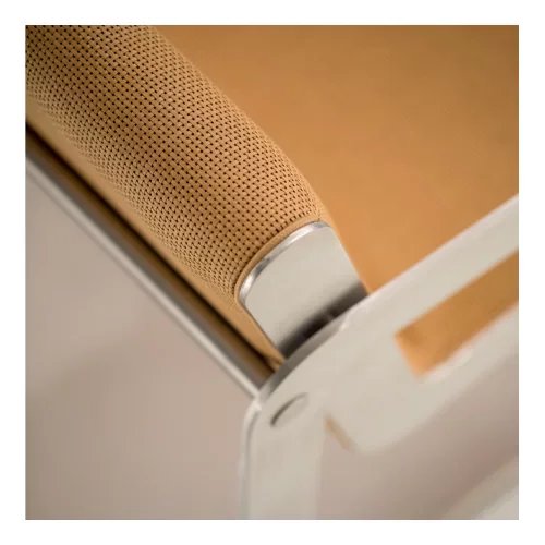 Cadeira com encosto de acabamento em couro bege e estrutura de metal branco