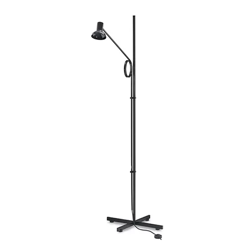 Luminária de pé com lâmpada ajustável e base de apoio.