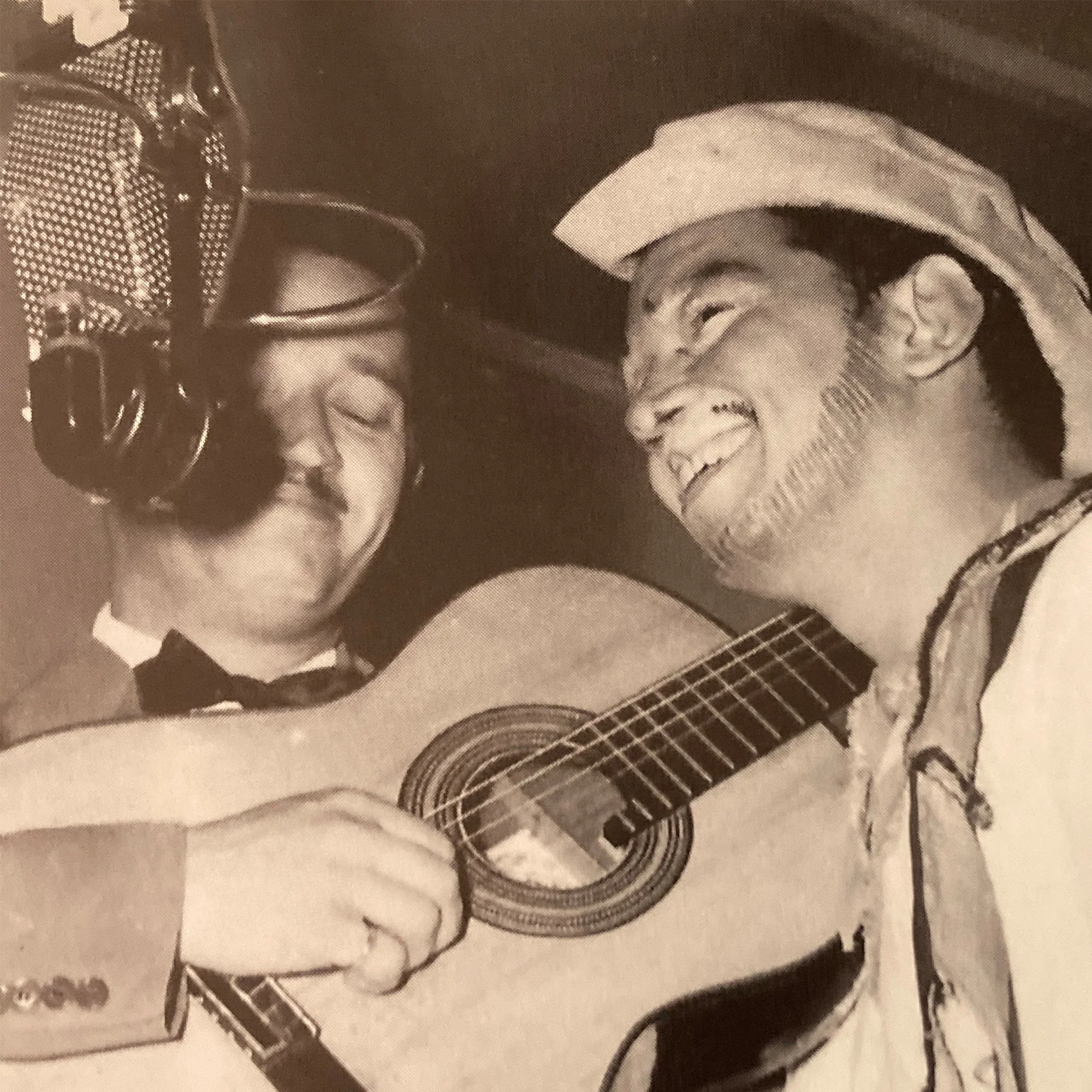 Comediante:
Todo empezó en las carpas de la Ciudad de México. Después vinieron teatro, cine y televisión. Mario Moreno encontró a “Cantinflas”; el mundo encontró otra manera de reír.