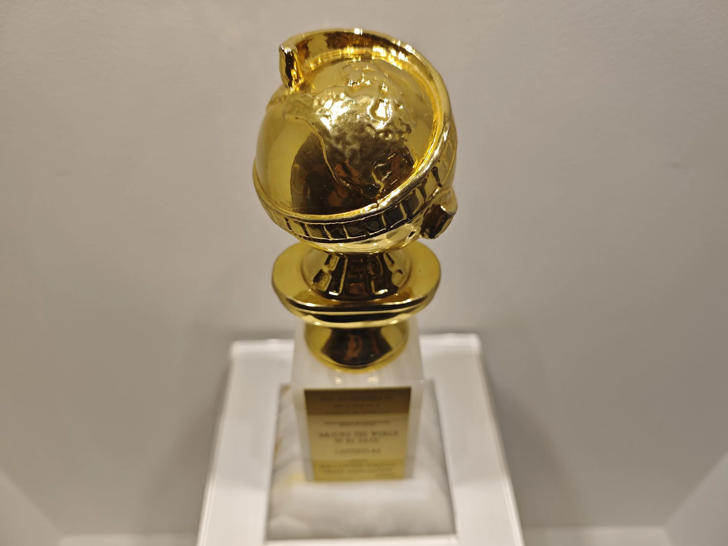 Globo de Oro exhibido en el Museo Mario Moreno Cantinflas, sobre un pedestal con una placa informativa.
