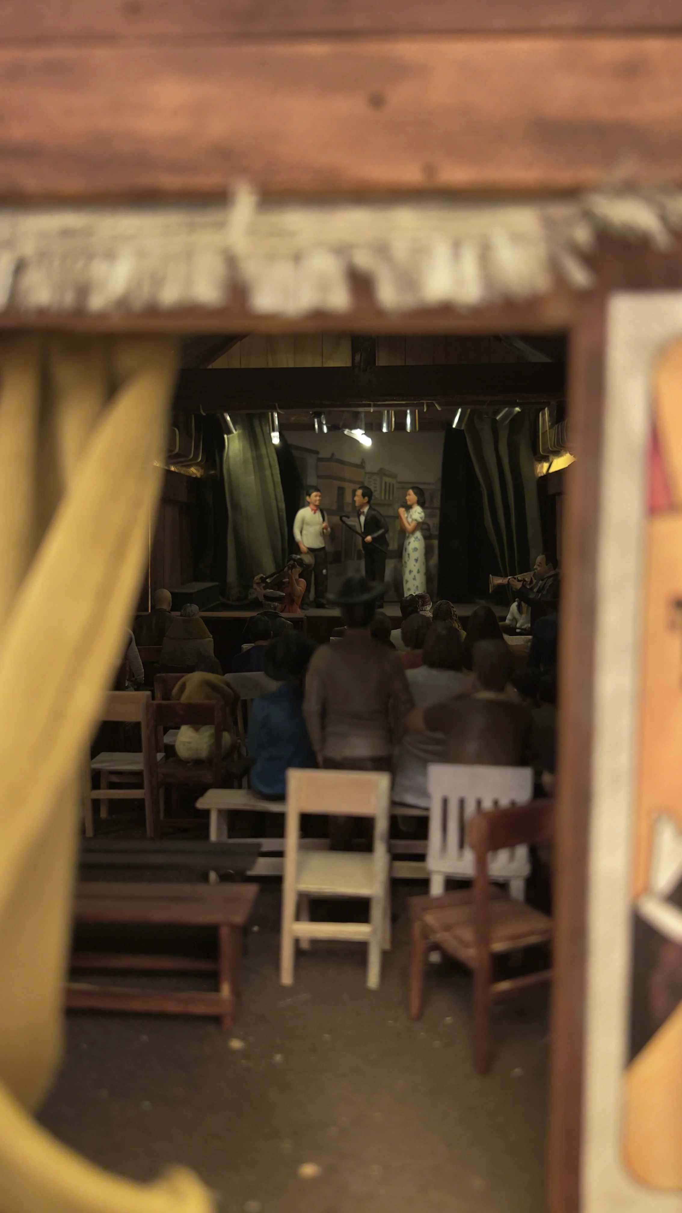 Vista al interior de la Carpa Valentina durante una función, con “Cantinflas” y otros actores en escena frente al público.