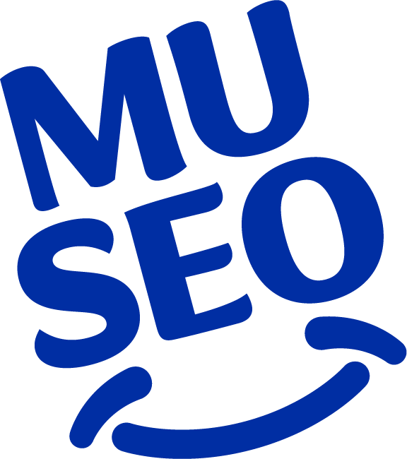 Elemento gráfico azul con la palabra “Museo”, parte del logotipo del Museo Mario Moreno Cantinflas.