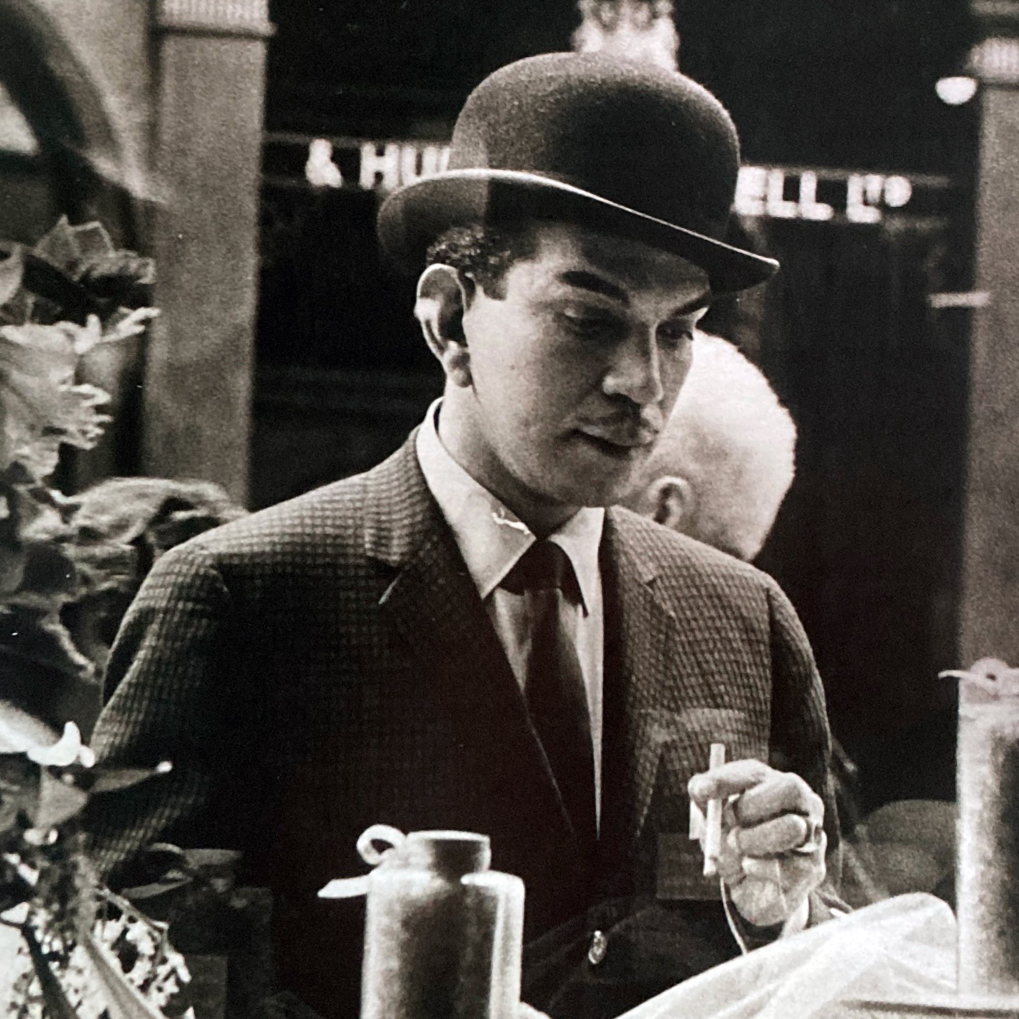 Fashionista:
El pantalón caído, el paliacate y la gabardina hicieron inconfundible a “Cantinflas”. Fuera de personaje, Mario Moreno hizo de trajes, abrigos, sombreros y lentes una firma propia.