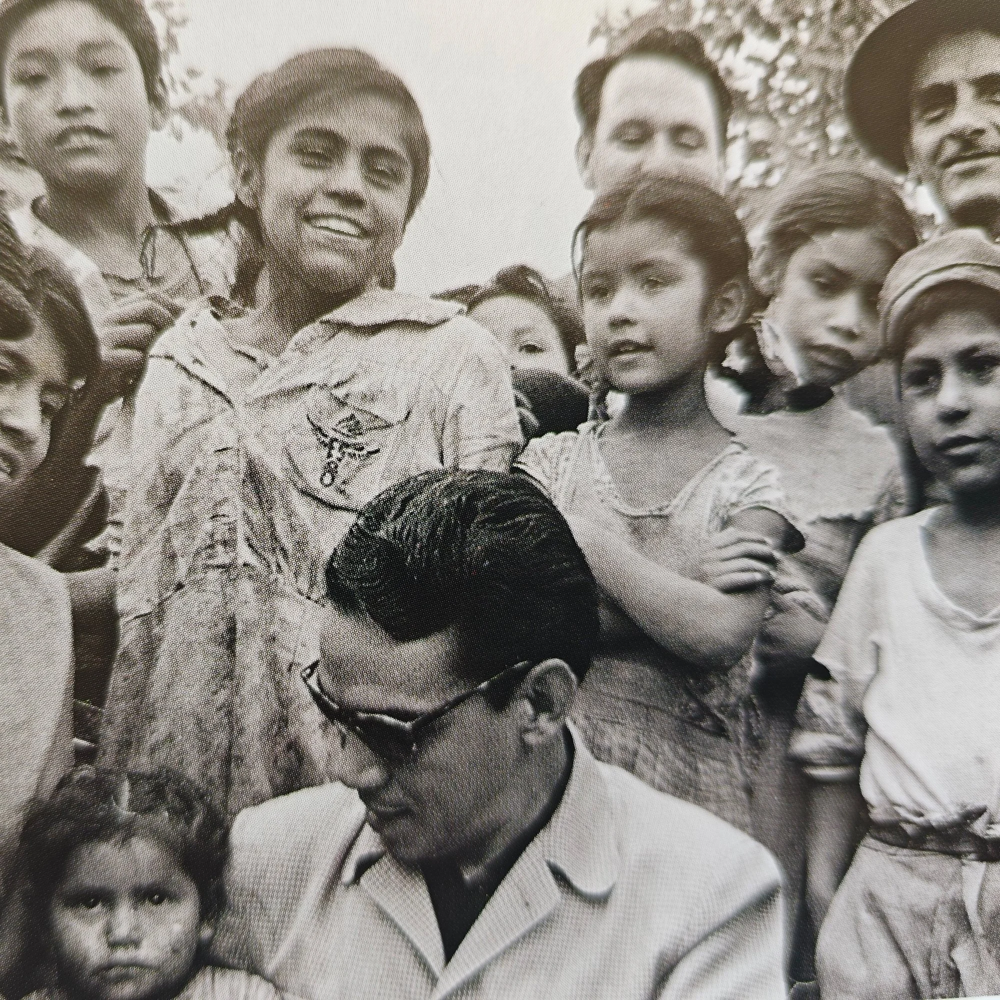 Filántropo:
Transformó parte de su éxito en vivienda, educación, atención médica y apoyo a otros. Diego Rivera lo resumió: “Cantinflas” tomando de los ricos para dar a los pobres.