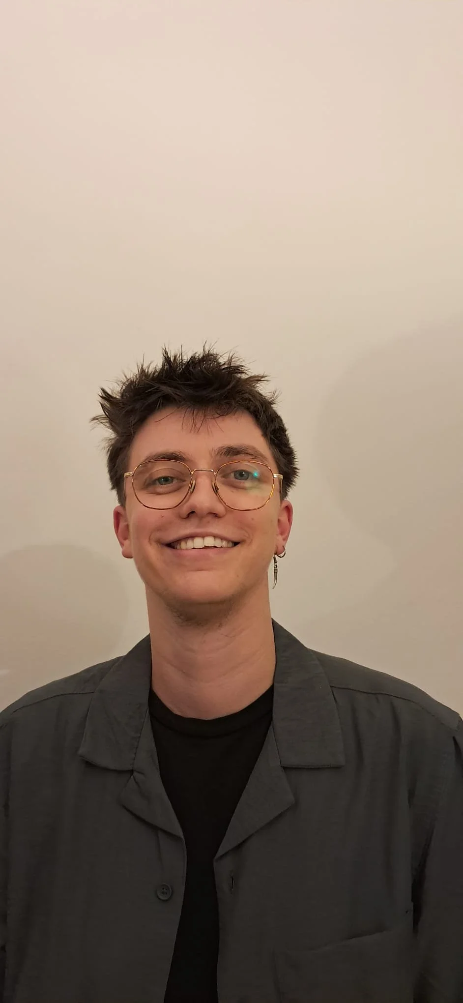 Ary Teixeira psicólogue clínico. Abordagem integrativa, afirmativa, interseccional, informada sobre trauma e orientada pela redução de riscos. Pessoas LGBTQIAPN+, pessoas neurodivergentes, relações não monogâmicas, uso de substâncias psicoativas.