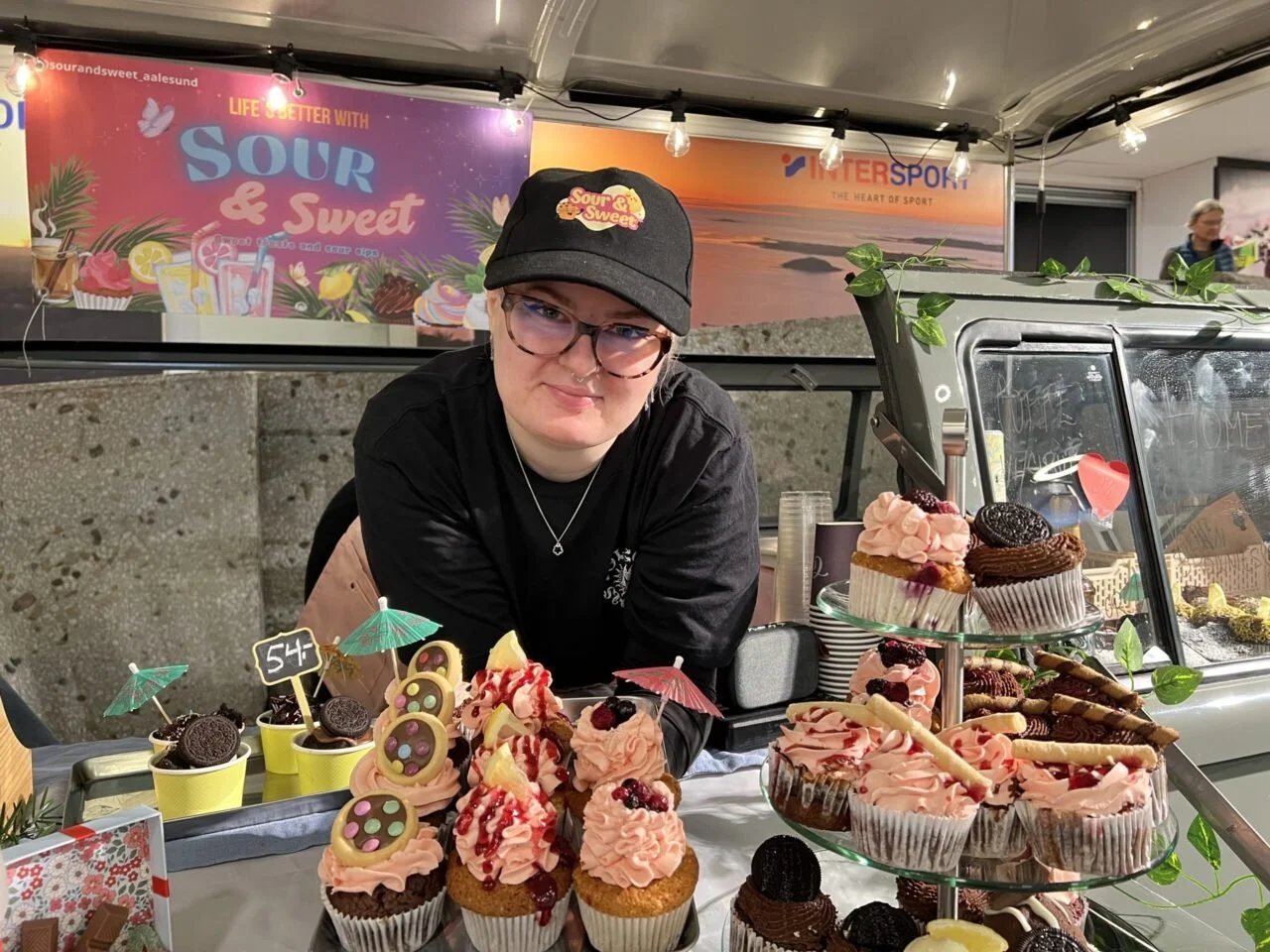 Victoria Brandal som poserer med sine hjemmebakte cupcakes på sin POP-UP på Kremmegaarden uke 31. På fatet har hun diverse cupcakes med både vanilje- og sjokolade smak.