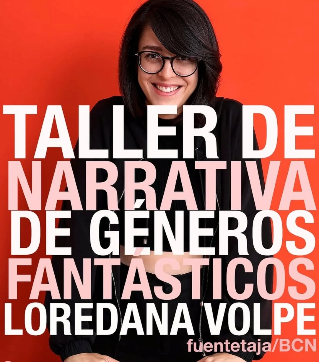 A smiling woman with glasses and shoulder-length dark hair, wearing a black jacket, against an orange background, with white and pink text in Spanish promoting a narration workshop.