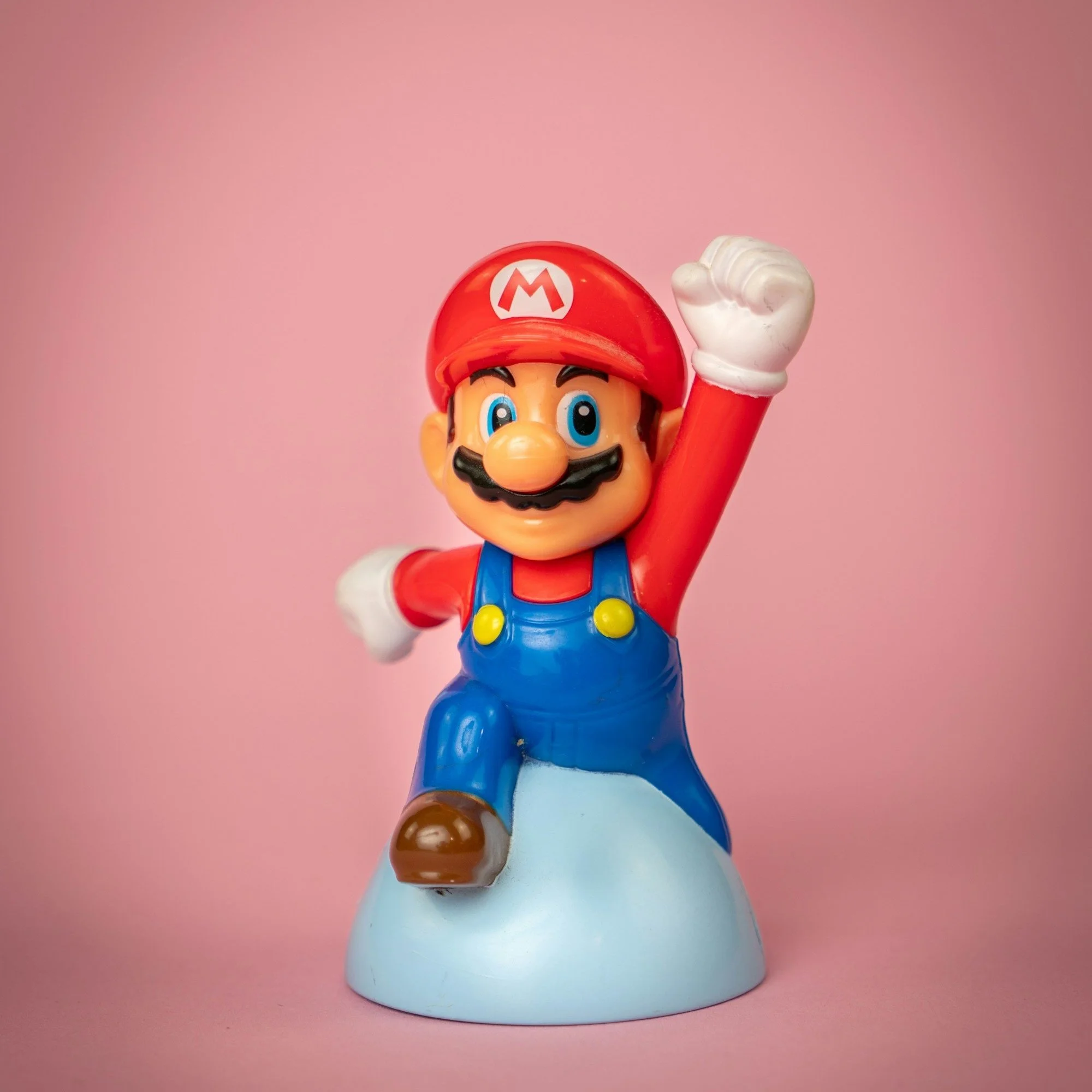Why Homeowners Should Hire a Plumber to Fix Leaking Pipes