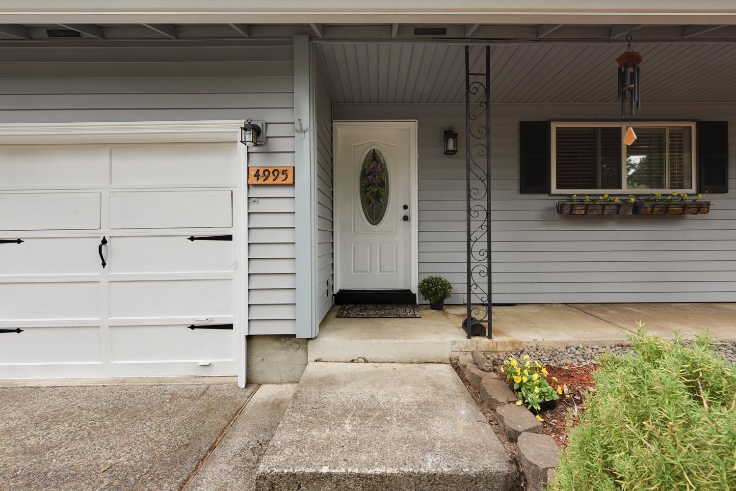 Front exterior of 4995 SE Ina Ave in Milwaukie, Oregon
