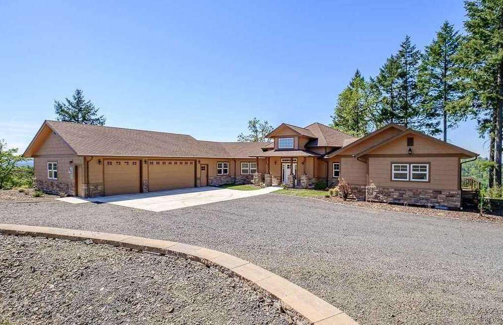 Front exterior of 32927 Merrill Ln in Lebanon, Oregon