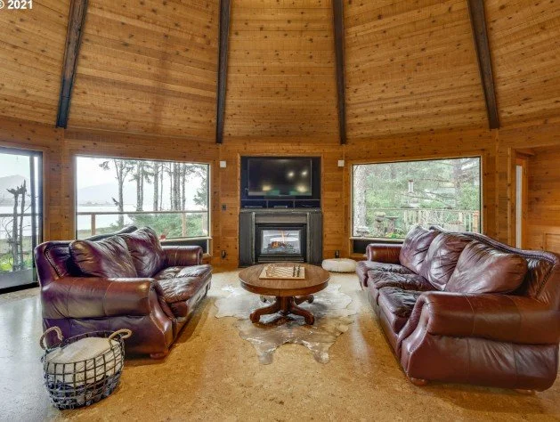 Living room at 27 Dune Point Ln in Gleneden Beach, Oregon