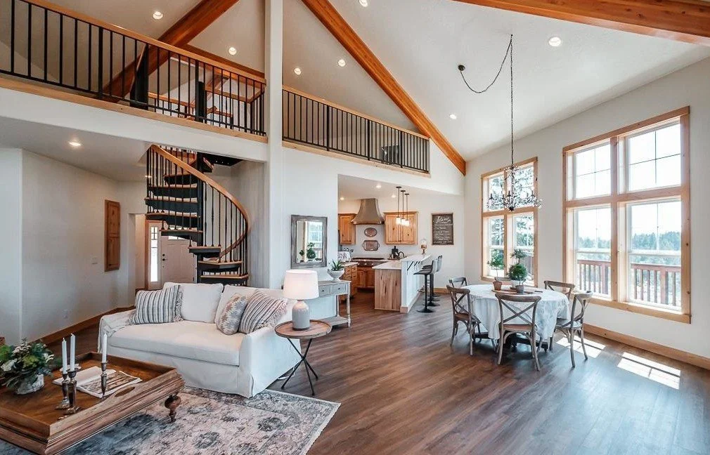 Living room at 32927 Merrill Ln in Lebanon, Oregon