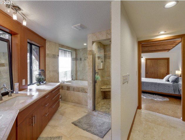Primary bathroom at 27 Dune Point Ln in Gleneden Beach, Oregon