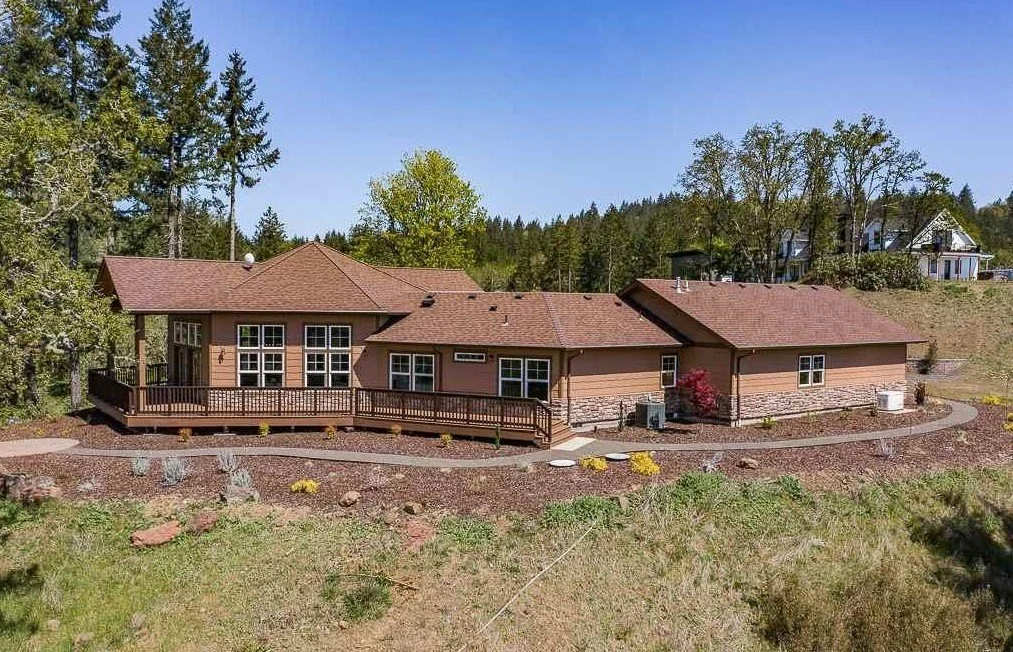 Back exterior of 32927 Merrill Ln in Lebanon, Oregon