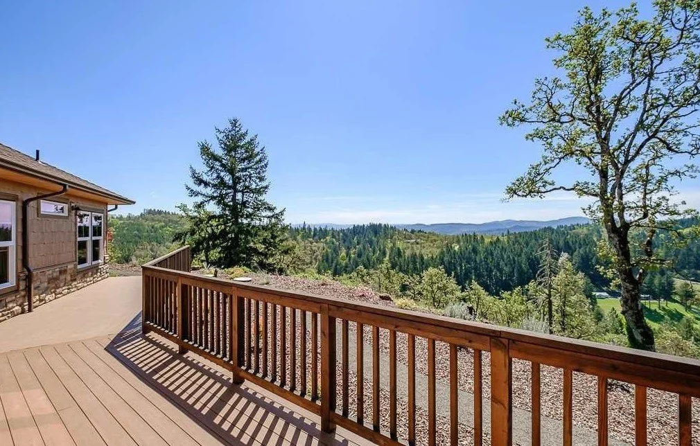 Wrap around deck of 32927 Merrill Ln in Lebanon, Oregon