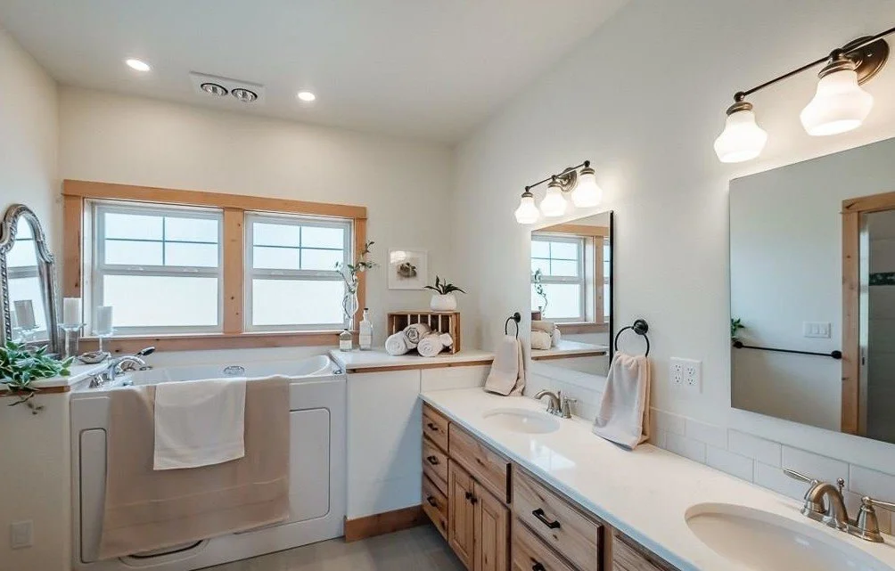 Primary bathroom at 32927 Merrill Ln in Lebanon, Oregon