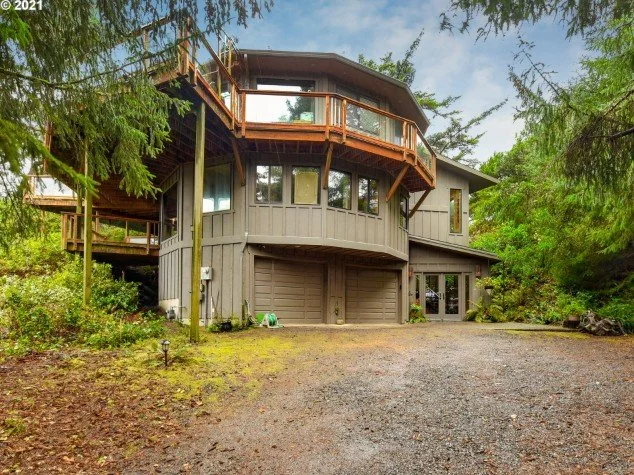 Front exterior of 27 Dune Point Ln in Gleneden Beach, Oregon