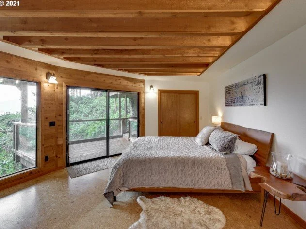 Primary bedroom at 27 Dune Point Ln in Gleneden Beach, Oregon
