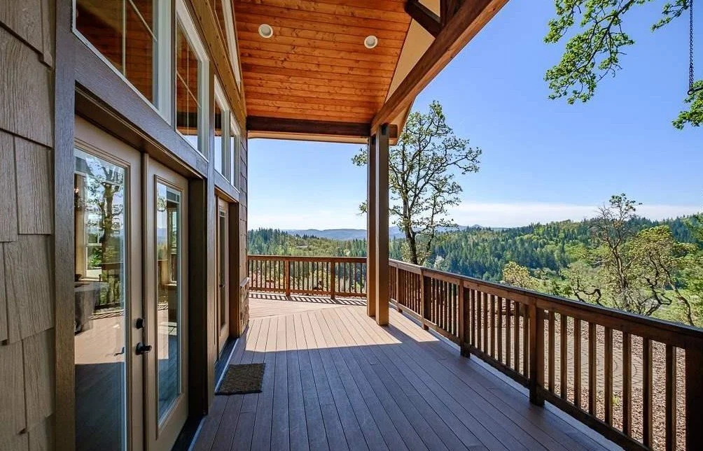 Wrap around deck of 32927 Merrill Ln in Lebanon, Oregon