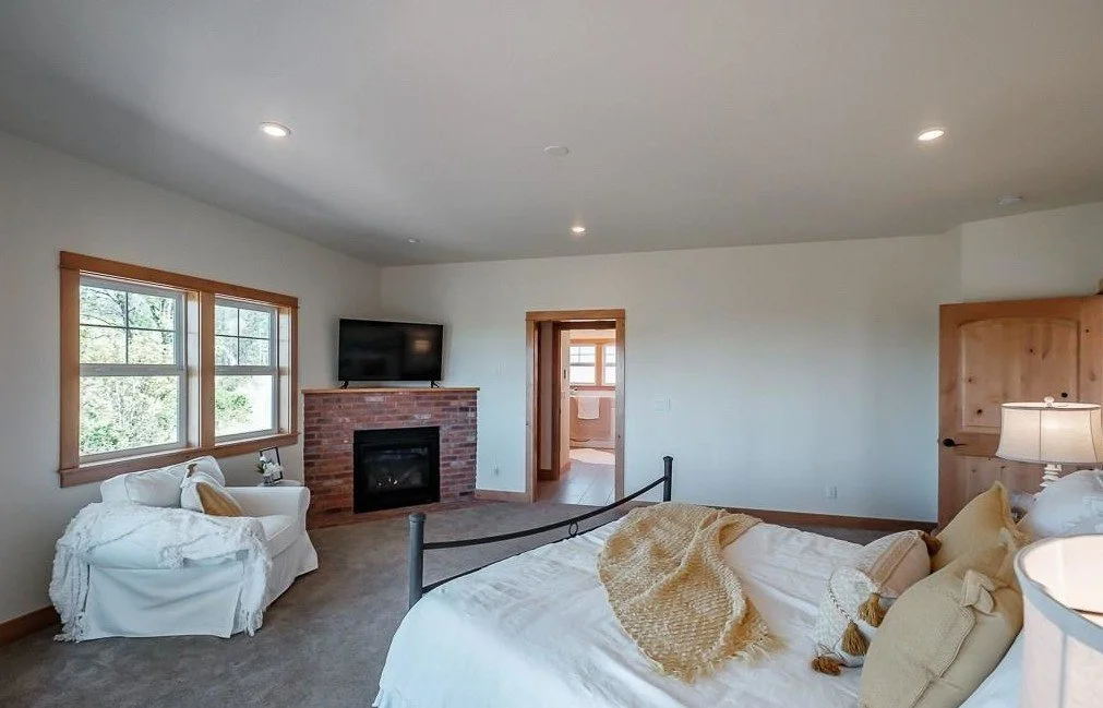 Primary bedroom at 32927 Merrill Ln in Lebanon, Oregon