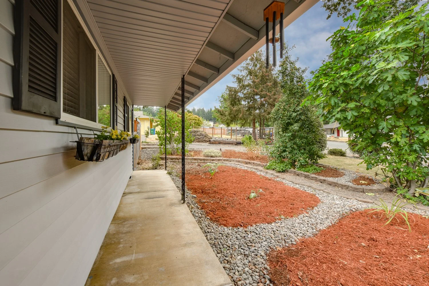 Front exterior of 4995 SE Ina Ave in Milwaukie, Oregon