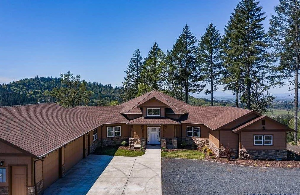 Front exterior of 32927 Merrill Ln in Lebanon, Oregon