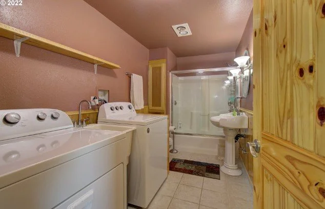 Laundry room at 75432 Olson Rd in Clatskanie, Oregon