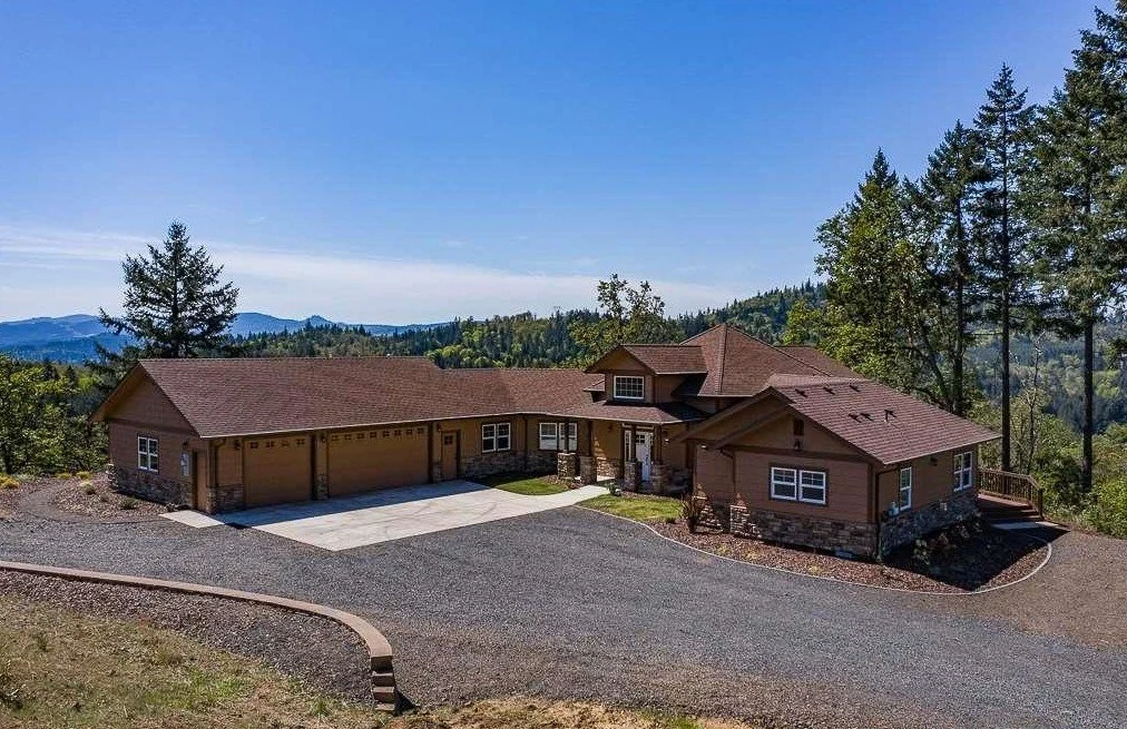 Front exterior of 32927 Merrill Ln in Lebanon, Oregon