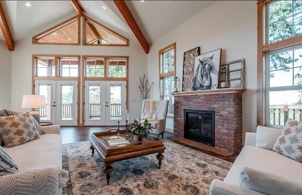 Living room at 32927 Merrill Ln in Lebanon, Oregon