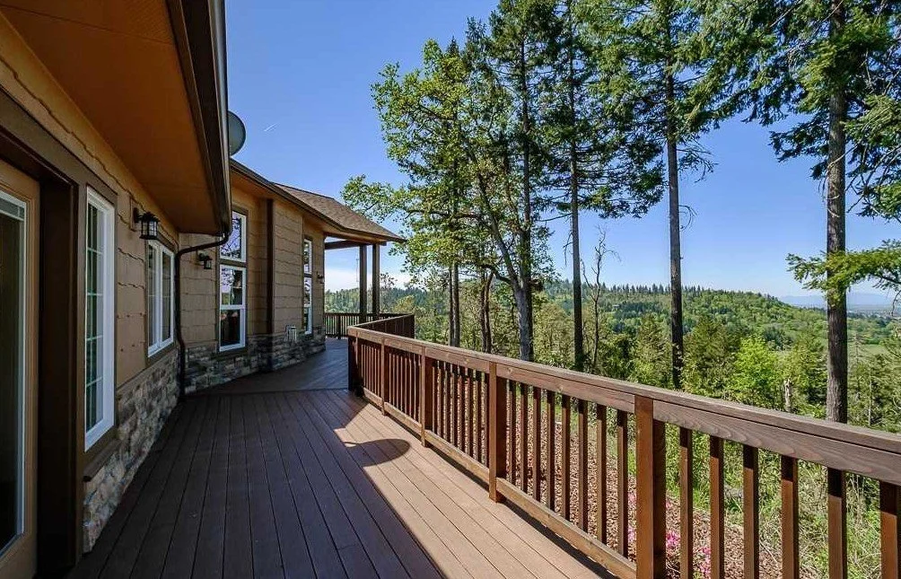 Wrap around deck of 32927 Merrill Ln in Lebanon, Oregon