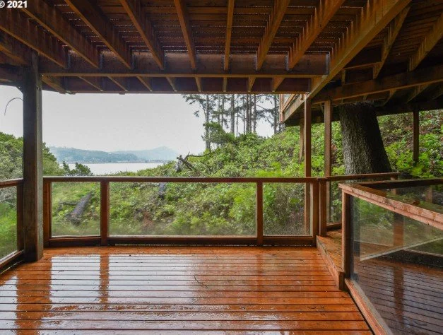 Deck and outdoor space at 27 Dune Point Ln in Gleneden Beach, Oregon