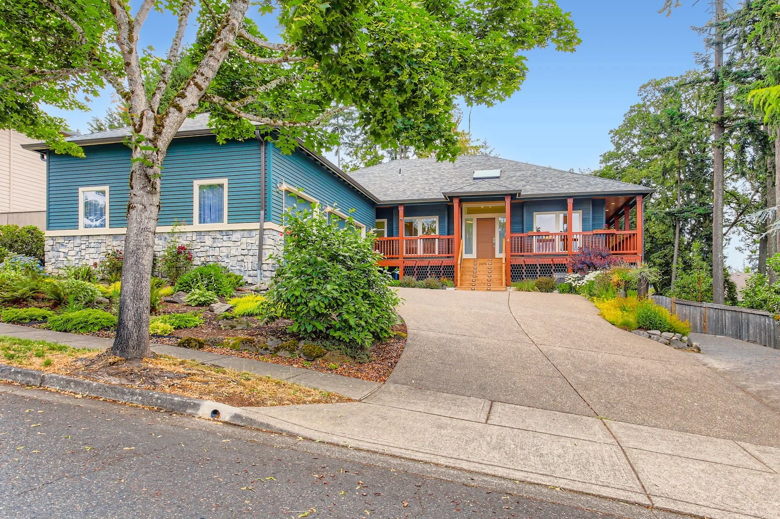 Front exterior of 15575 SW Brighton Ct in Beaverton, Oregon