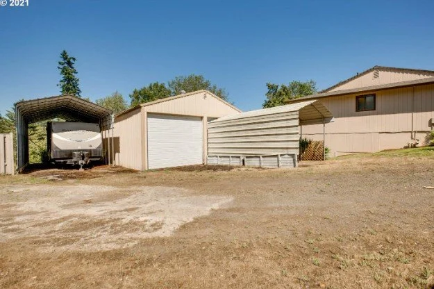Detached garage at 1481 NE Lincoln St in Hillsboro, Oregon