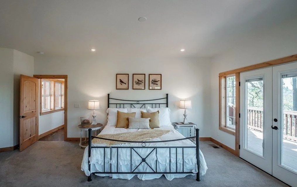 Primary bedroom at 32927 Merrill Ln in Lebanon, Oregon