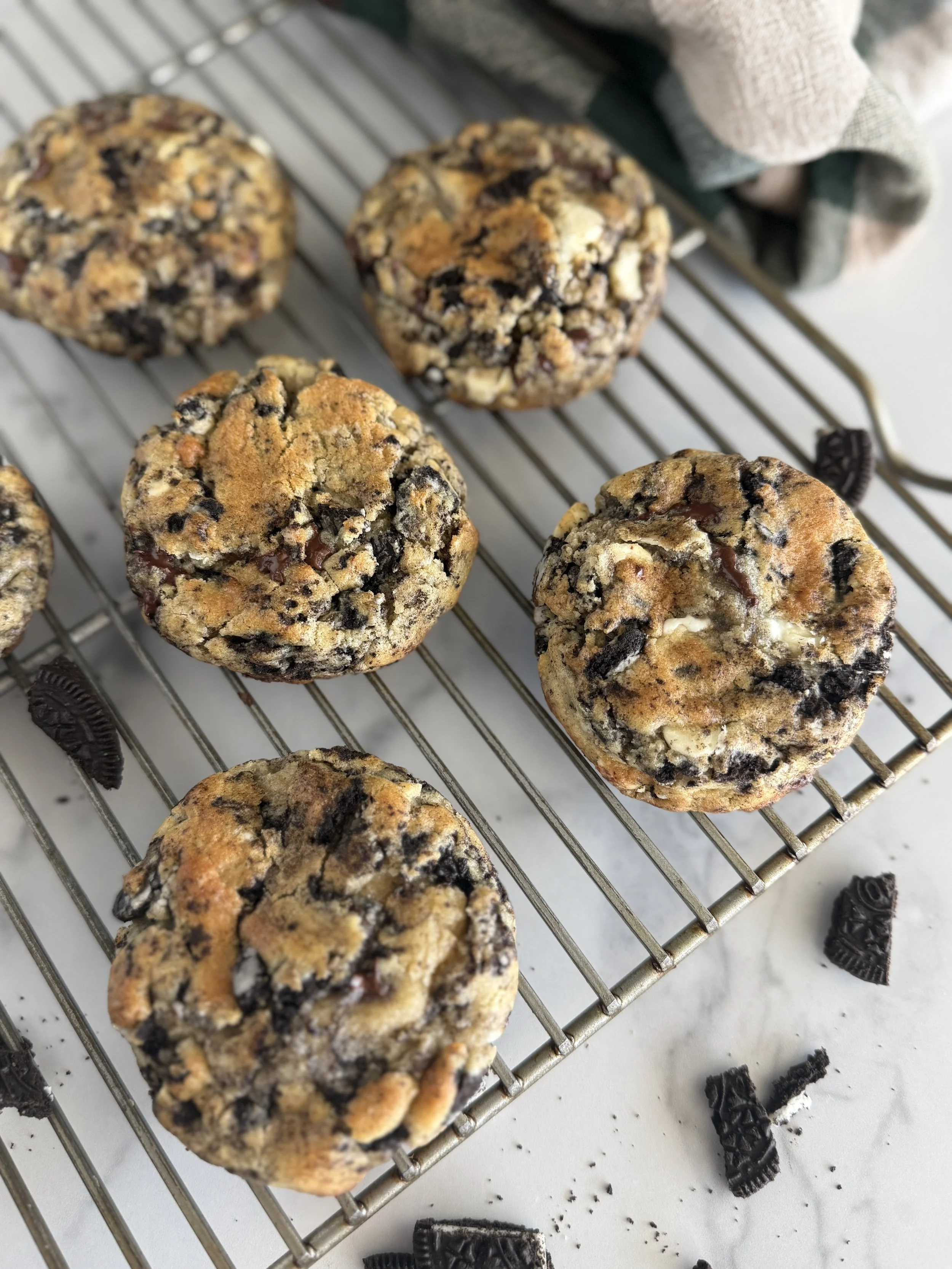 Oreo cookies on a cooling rack.