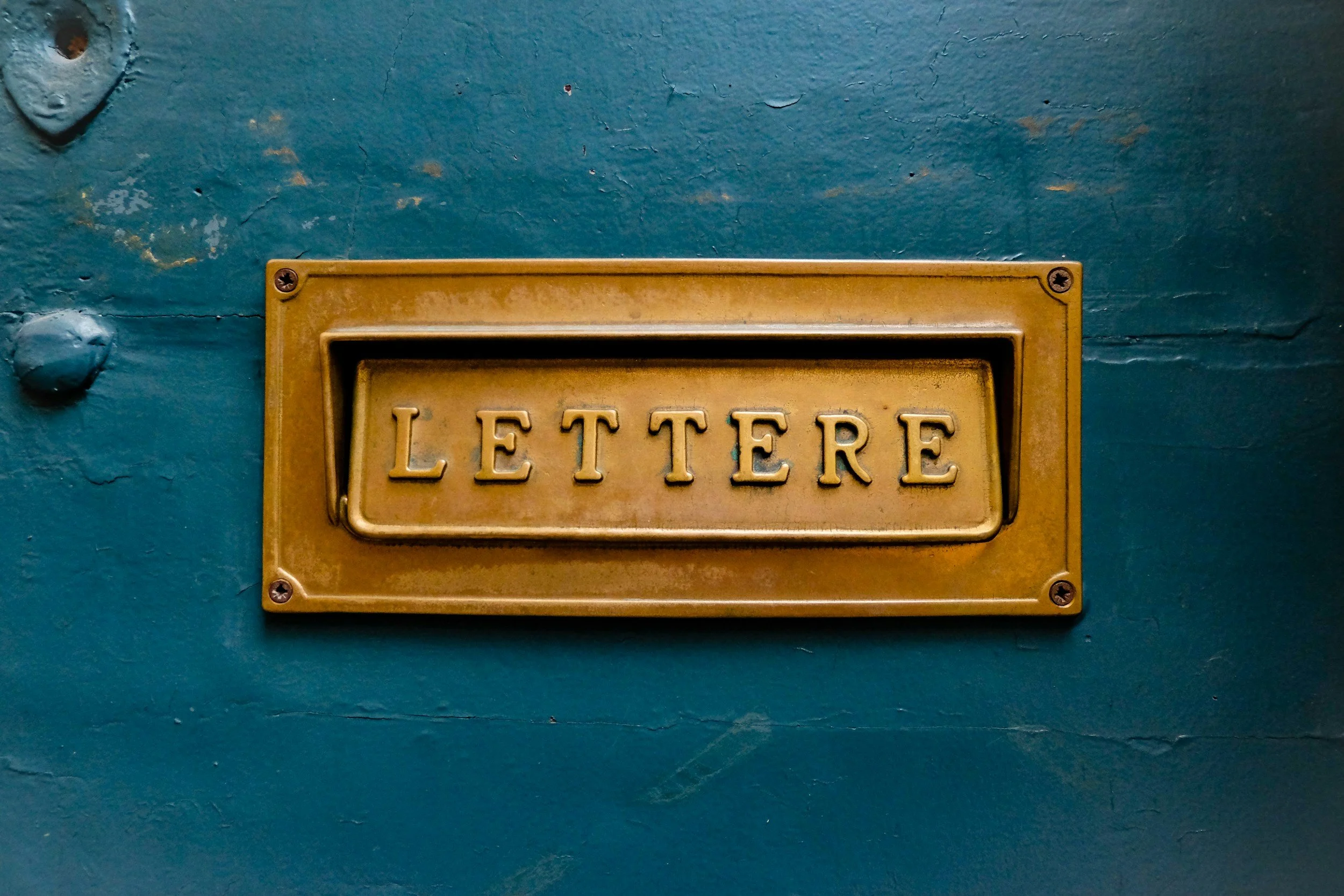 Blue Wall with a gold letterbox that says Lettere (Italian)