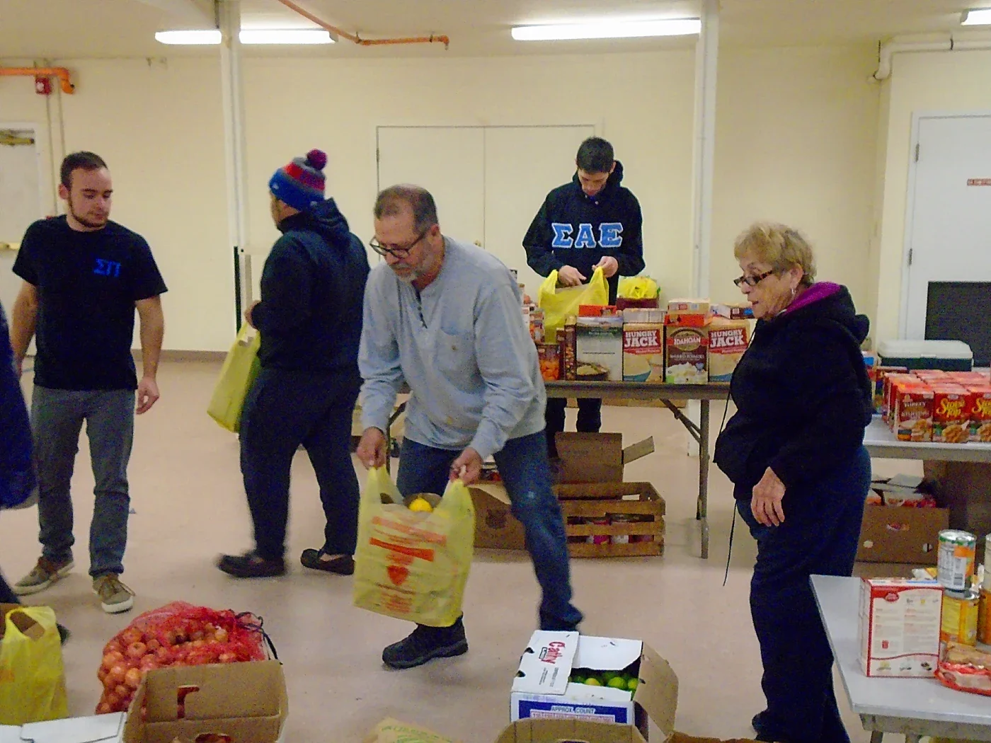 A group of ESWA volunteers sort food