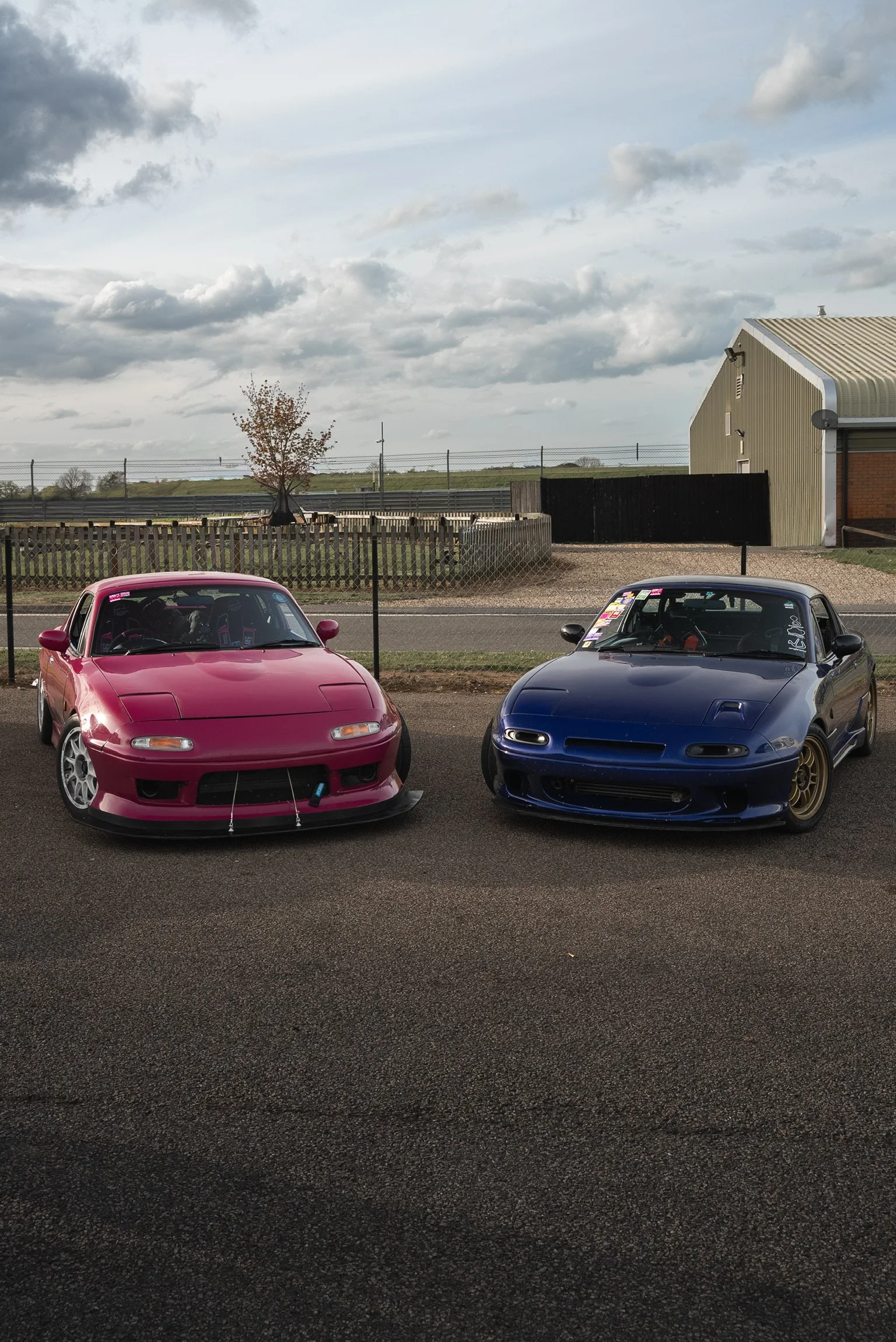 Pink and blue MX-5 MK1 track cars at Snetterton Circuit