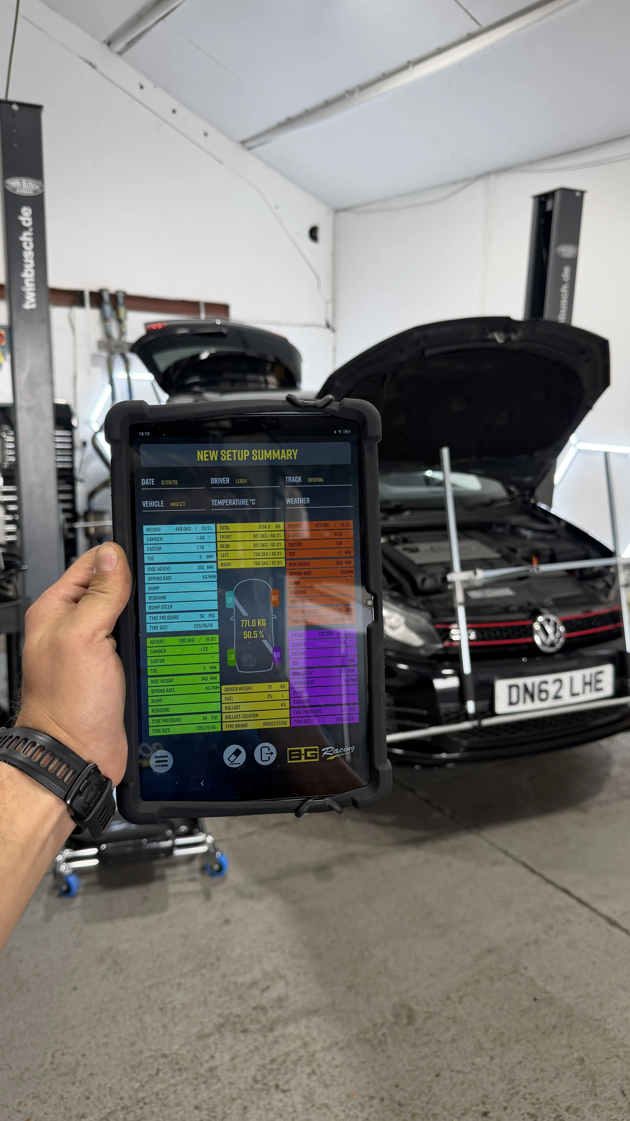Corner weighting setup summary displayed on a tablet, showing vehicle weight, cross weight and individual corner weights