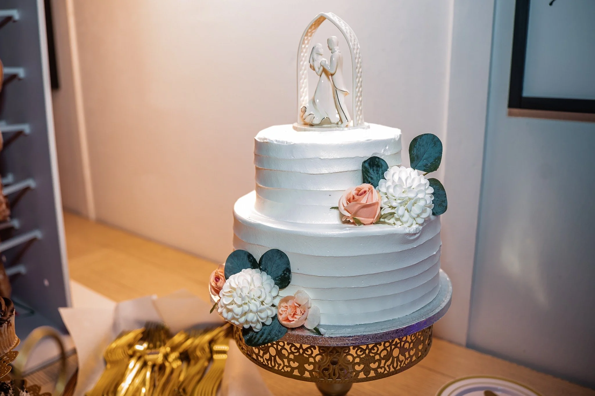 elegant-white-wedding-cake-ever-after-farms-flower-barn-vowscout.jpg