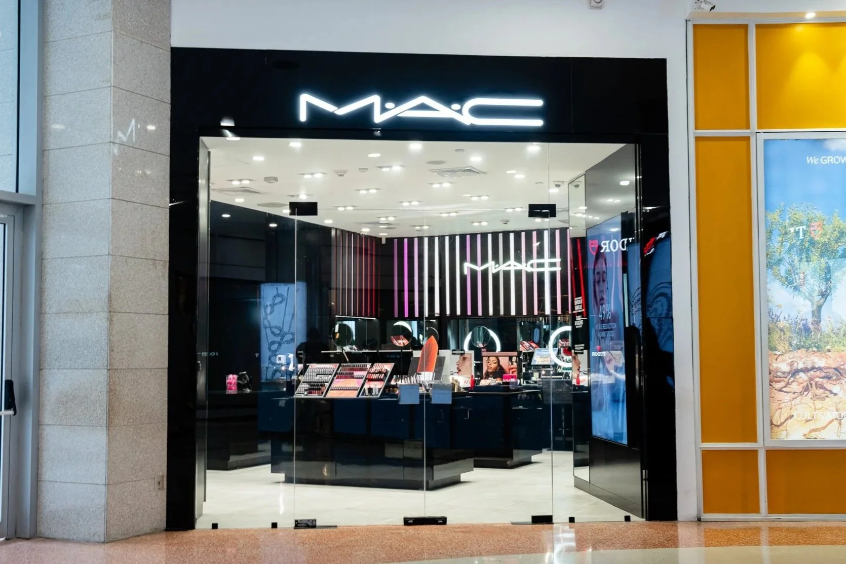MAC Cosmetics, Bluemall.
Santo Domingo.